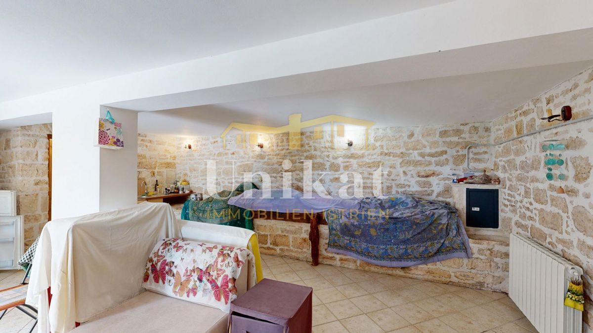 Casa in pietra ristrutturata con piscina